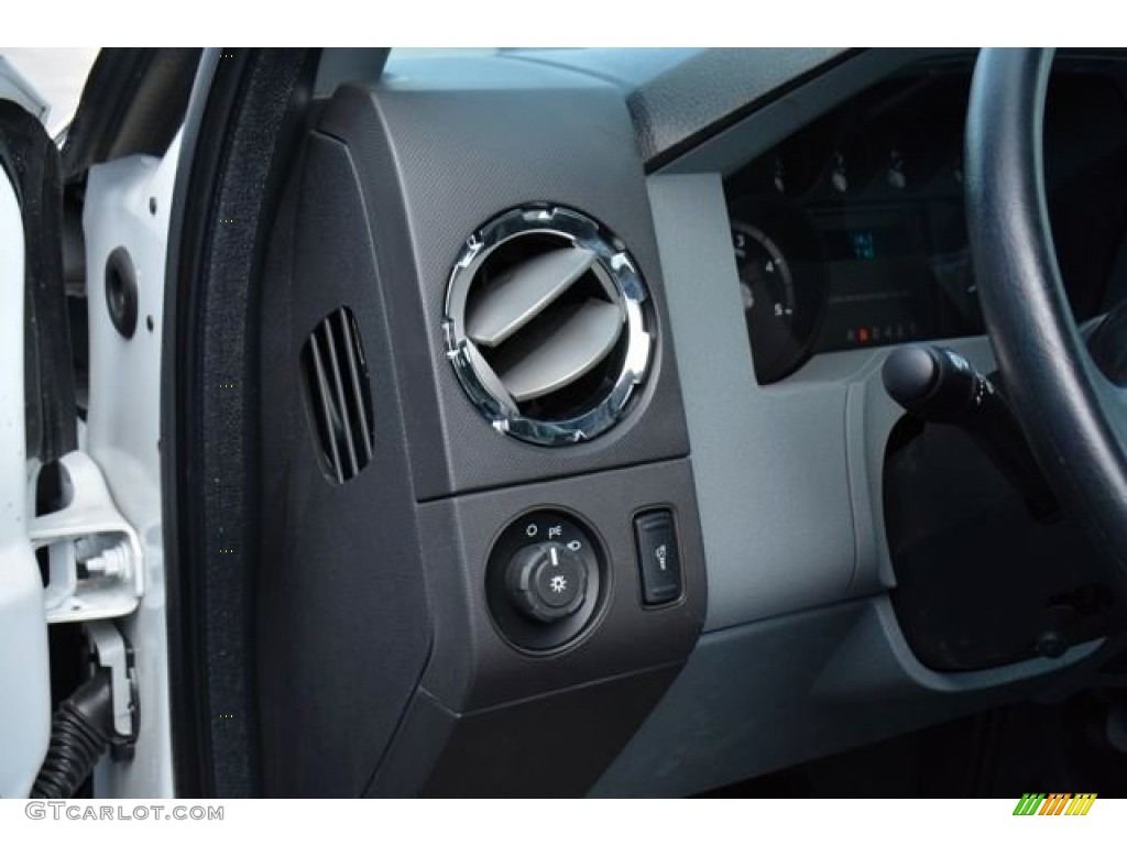 2015 F750 Super Duty XLT Crew Cab Chassis - Oxford White / Gray photo #18
