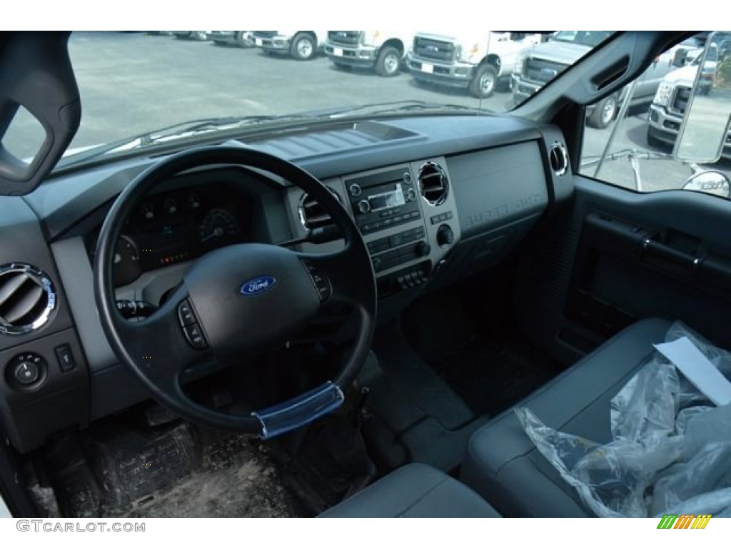 2015 F750 Super Duty XLT Crew Cab Chassis - Oxford White / Gray photo #19