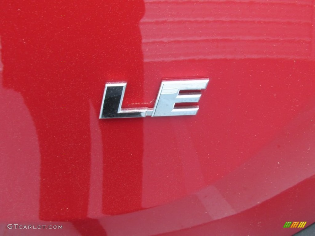 2015 Toyota RAV4 LE Marks and Logos Photos