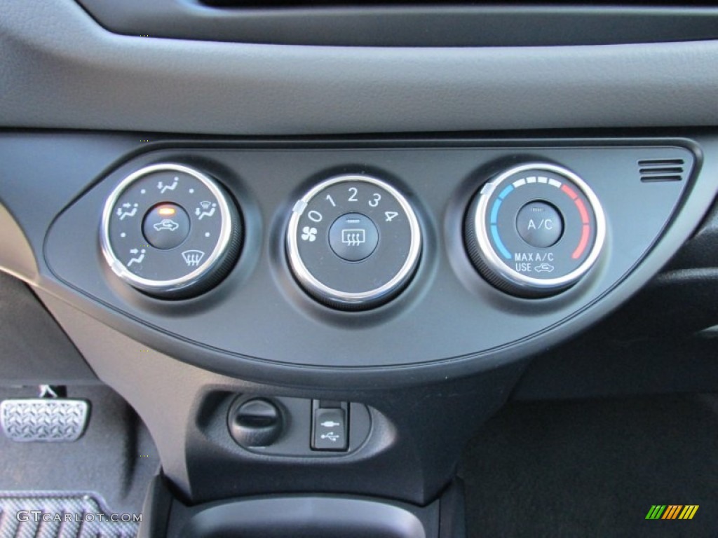 2015 Toyota Yaris 3-Door L Controls Photo #101595254