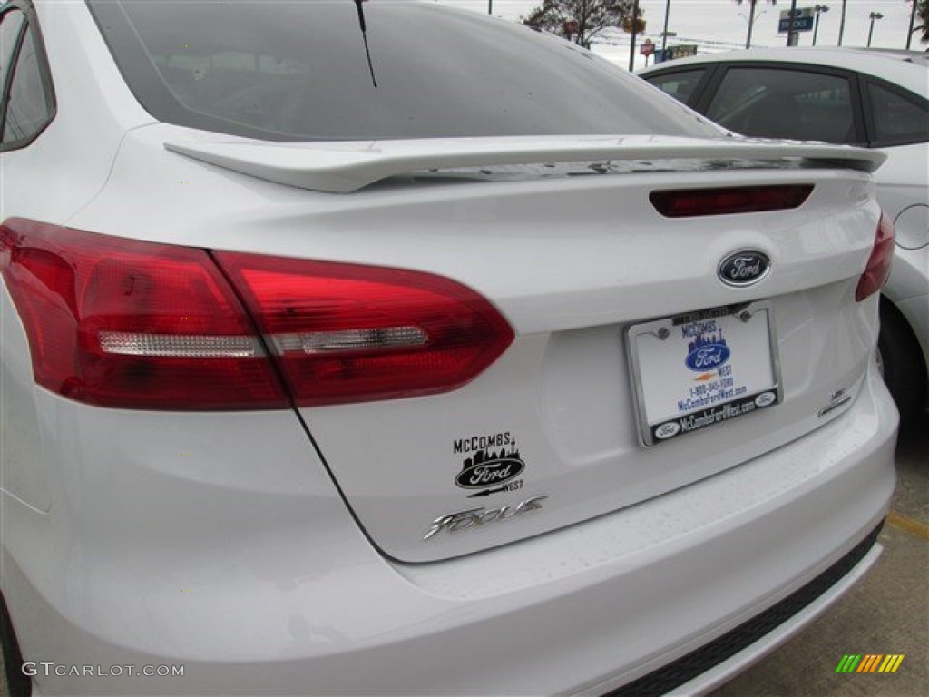 2015 Focus SE Sedan - Oxford White / Charcoal Black photo #16