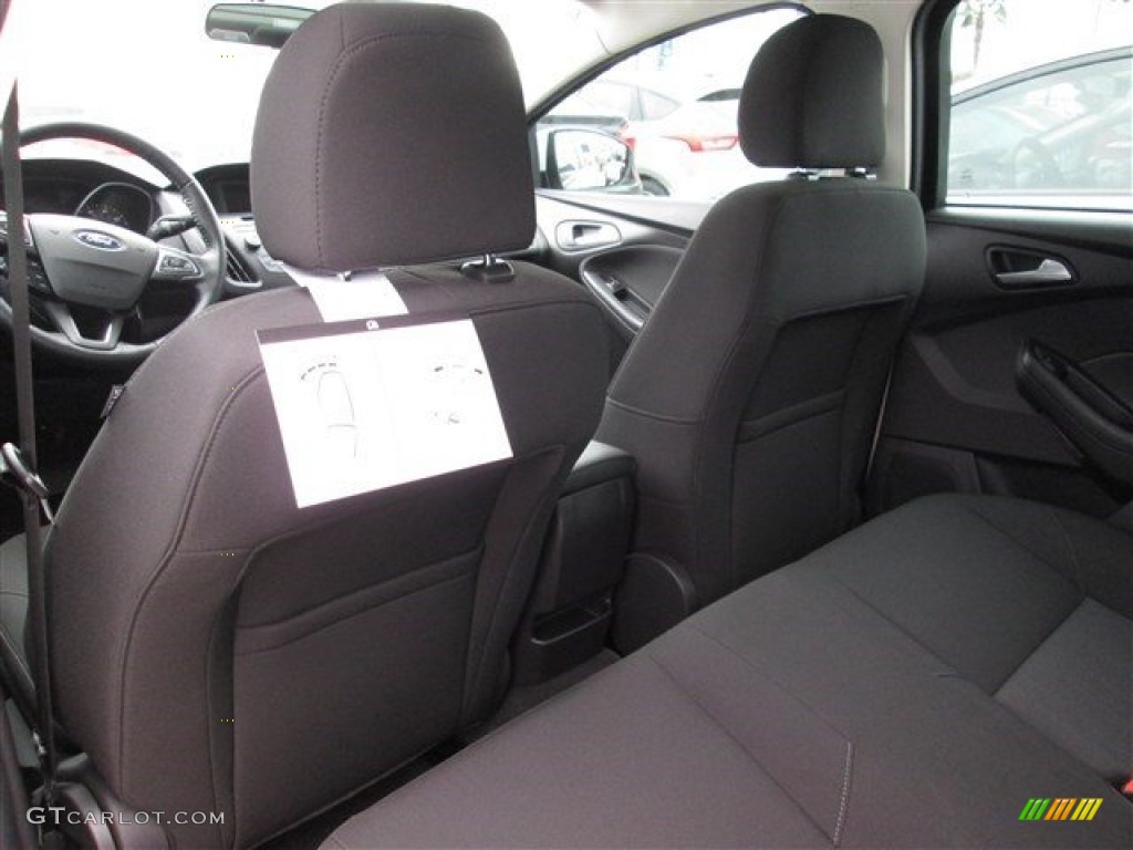 2015 Focus SE Sedan - Oxford White / Charcoal Black photo #17