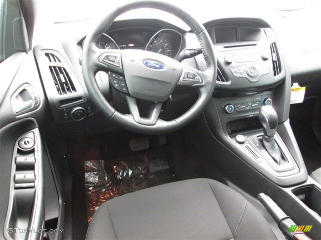 2015 Focus SE Sedan - Oxford White / Charcoal Black photo #18