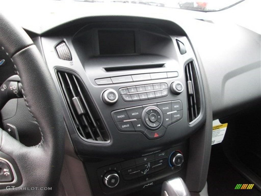 2015 Focus SE Sedan - Oxford White / Charcoal Black photo #22