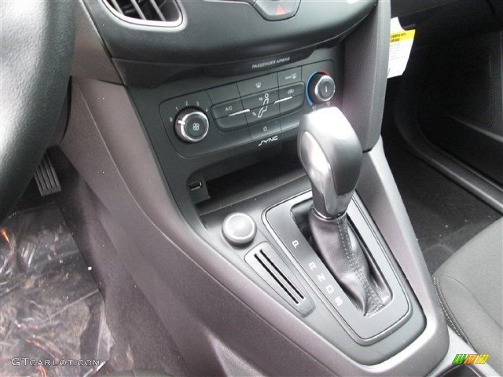 2015 Focus SE Sedan - Oxford White / Charcoal Black photo #23