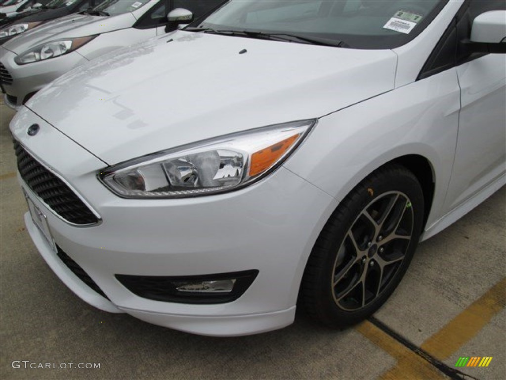 2015 Focus SE Sedan - Oxford White / Charcoal Black photo #31