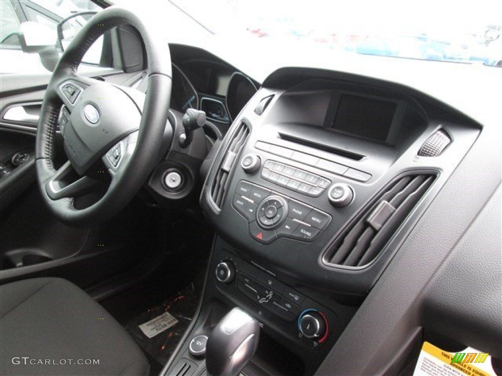 2015 Focus SE Sedan - Oxford White / Charcoal Black photo #39