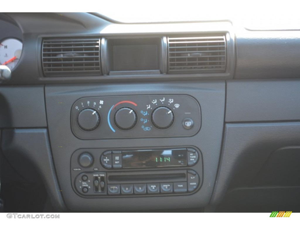 2004 Stratus SE Sedan - Stone White / Dark Slate Gray photo #13
