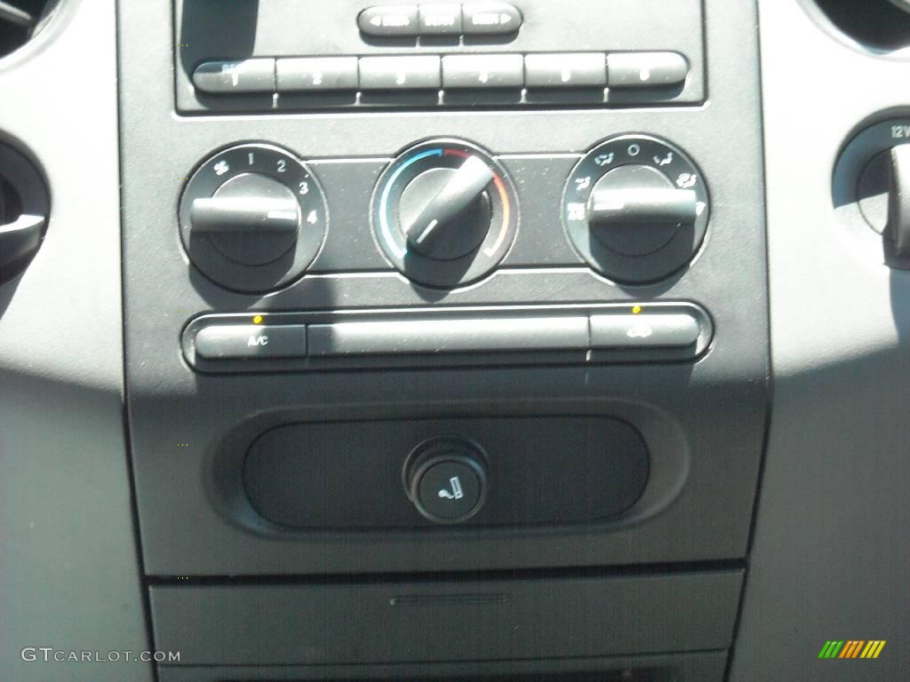 2004 F150 STX SuperCab - Silver Metallic / Medium/Dark Flint photo #32
