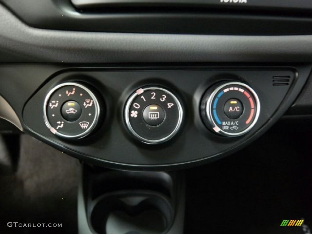 2015 Toyota Yaris 5-Door L Controls Photos