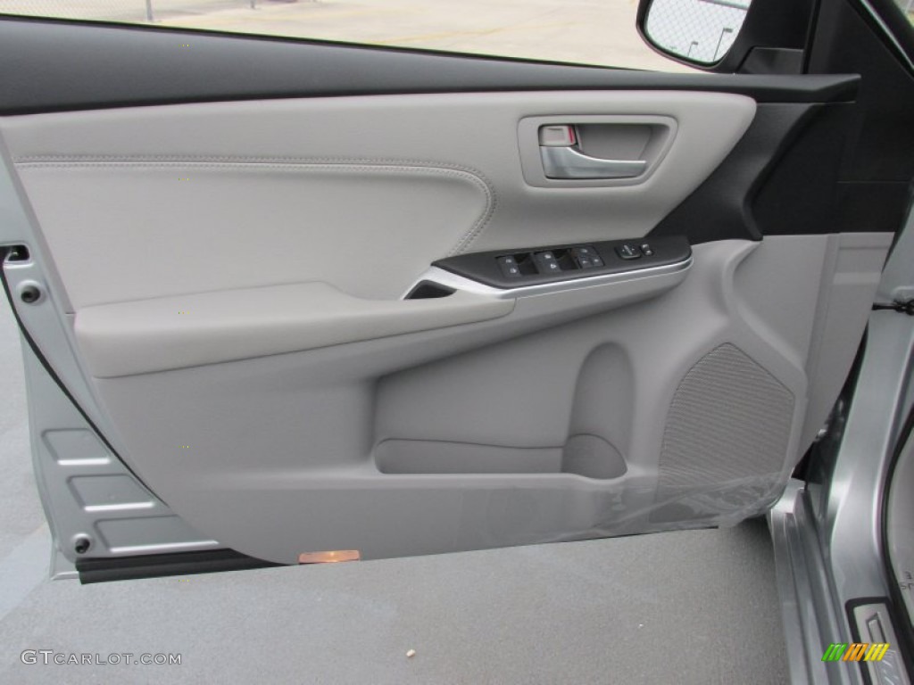 2015 Toyota Camry XLE Ash Door Panel Photo #101689892