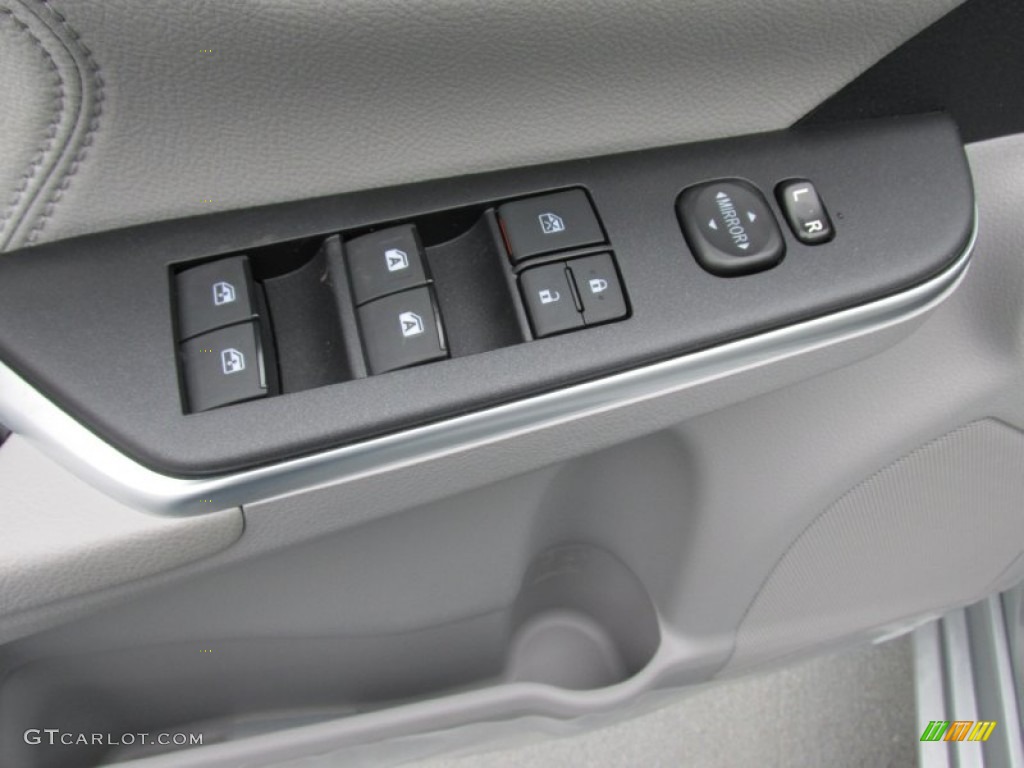 2015 Toyota Camry XLE Controls Photo #101689910