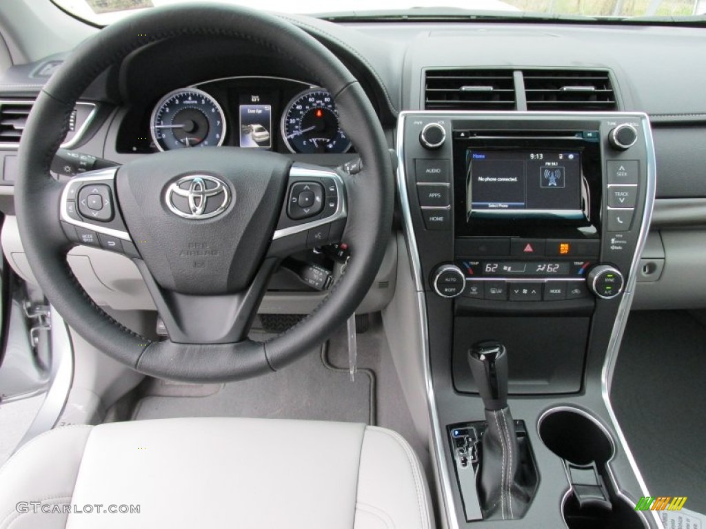 2015 Toyota Camry XLE Ash Dashboard Photo #101689973