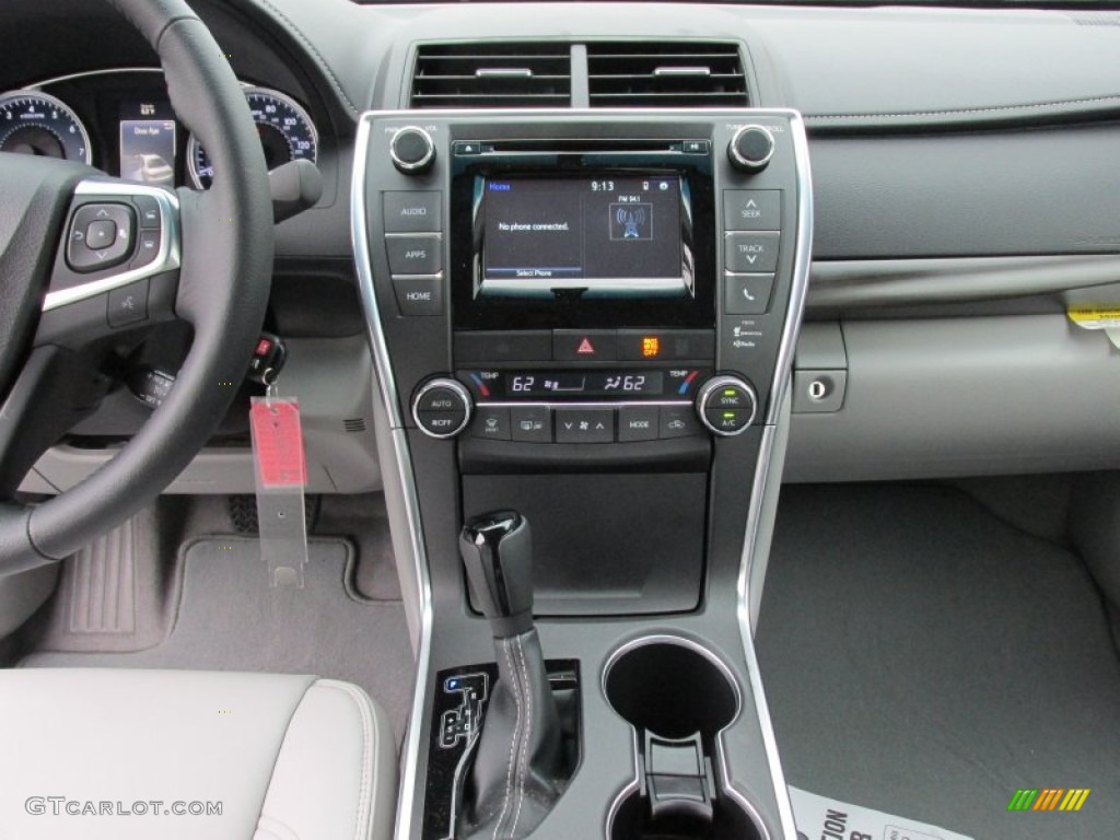 2015 Toyota Camry XLE Controls Photo #101689991