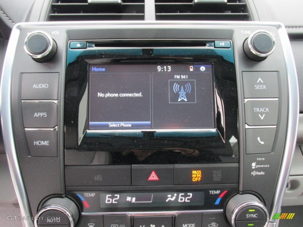 2015 Toyota Camry XLE Controls Photo #101690015