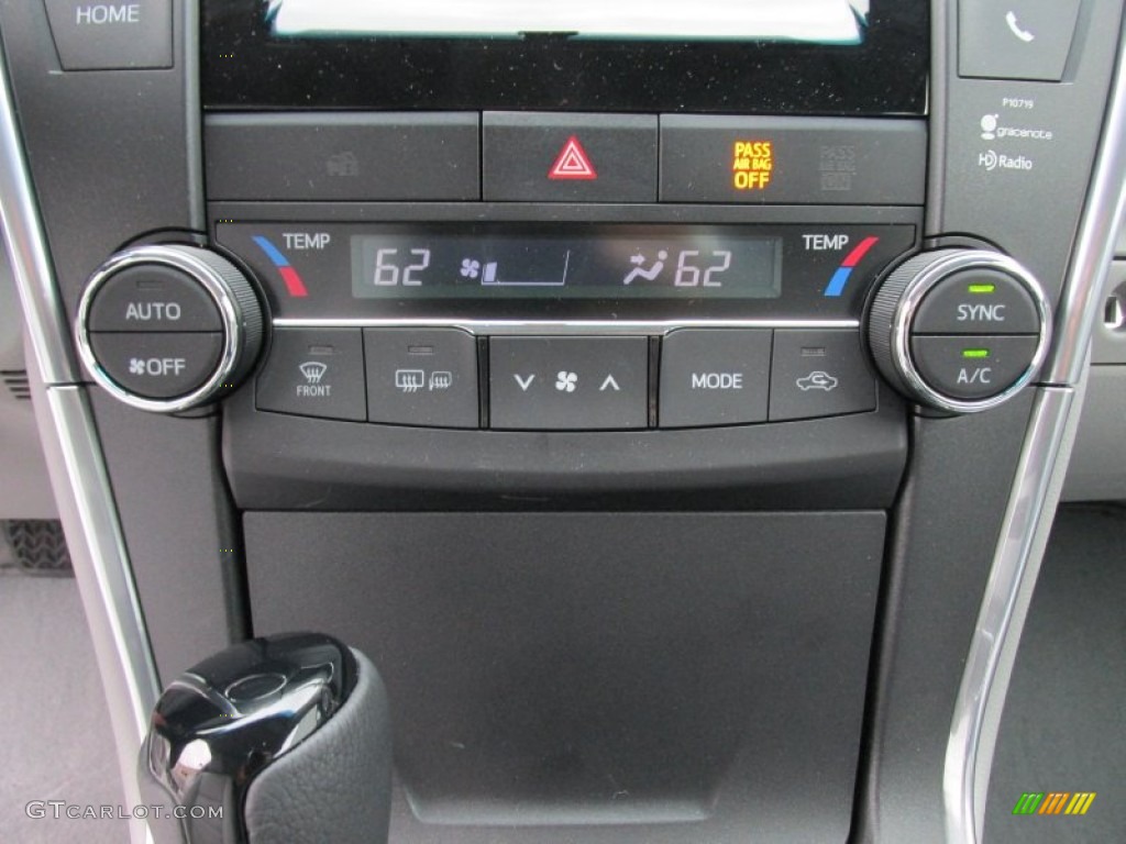 2015 Toyota Camry XLE Controls Photos