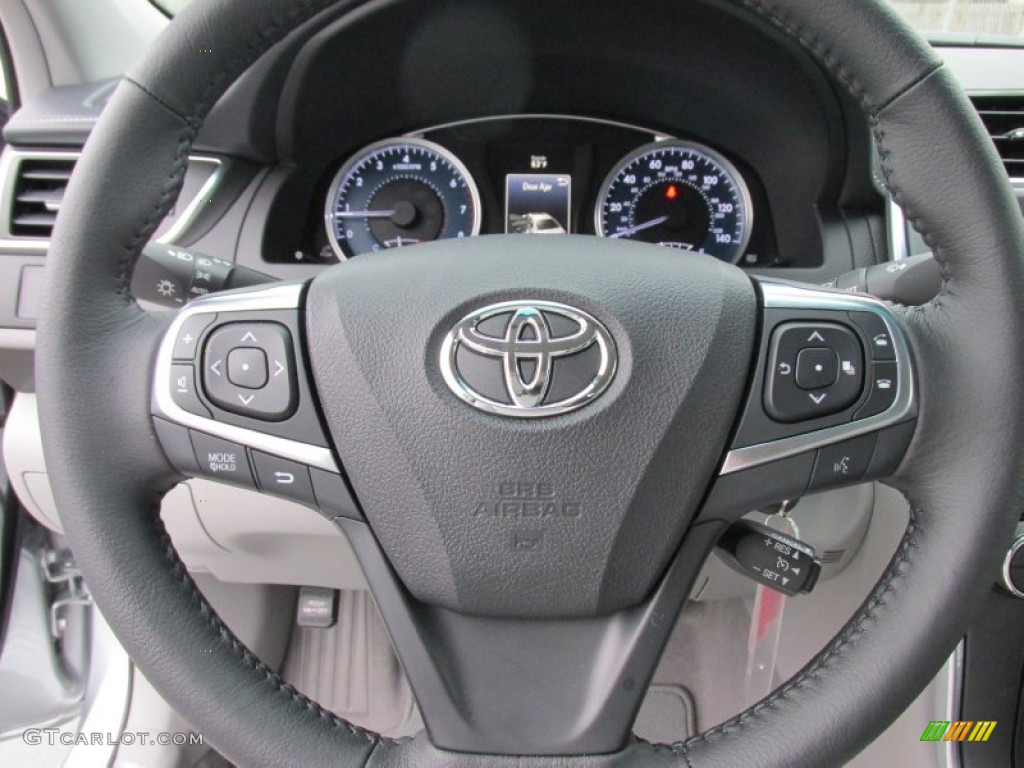 2015 Toyota Camry XLE Steering Wheel Photos