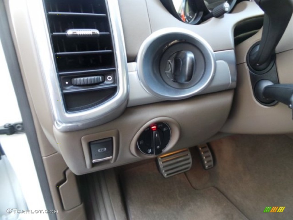 2013 Porsche Cayenne Turbo Controls Photo #101693591