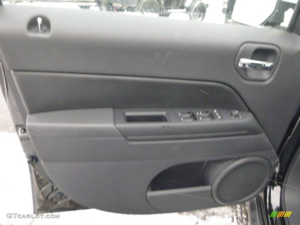 2015 Patriot Latitude 4x4 - Black / Dark Slate Gray/Light Pebble Beige photo #15