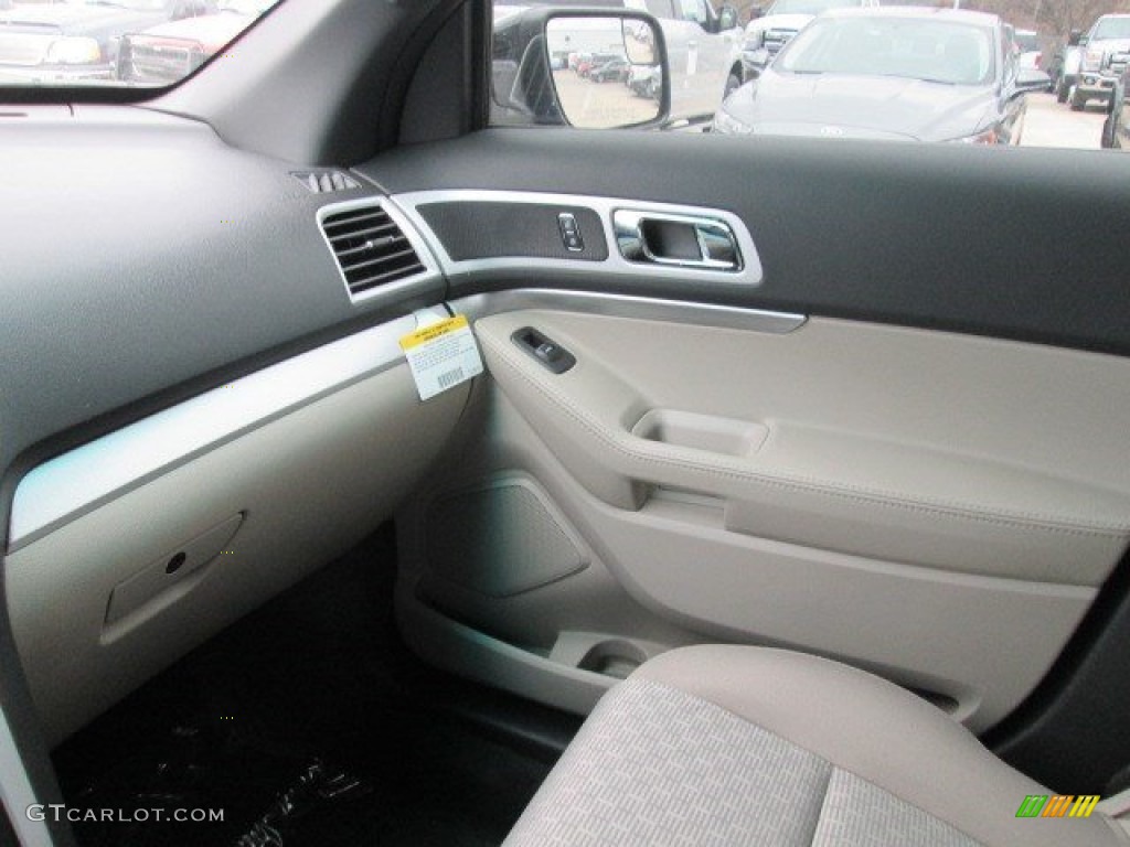 2015 Explorer XLT - Deep Impact Blue / Medium Light Stone photo #36