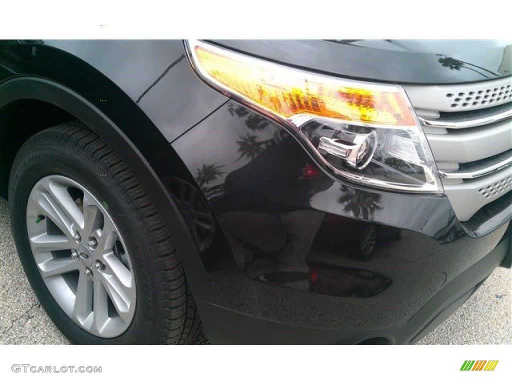 2015 Explorer FWD - Tuxedo Black / Medium Light Stone photo #1