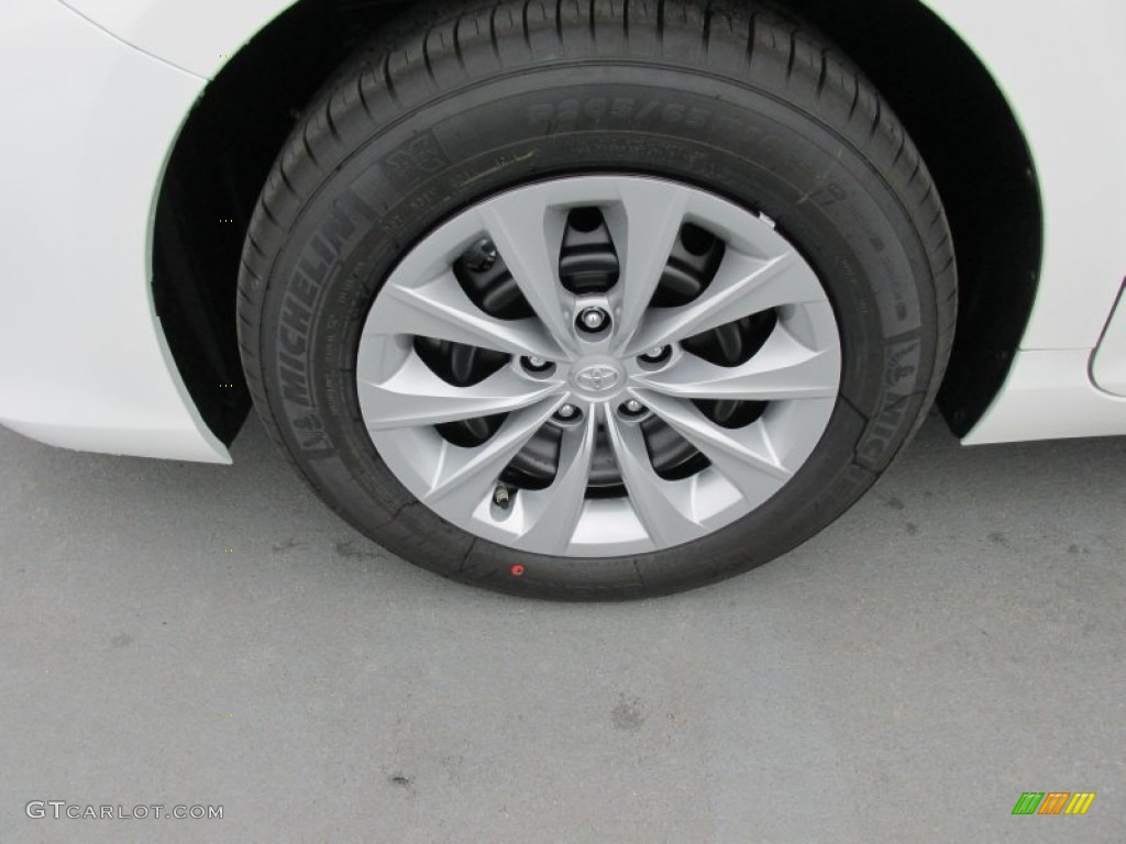 2015 Toyota Camry LE Wheel Photos