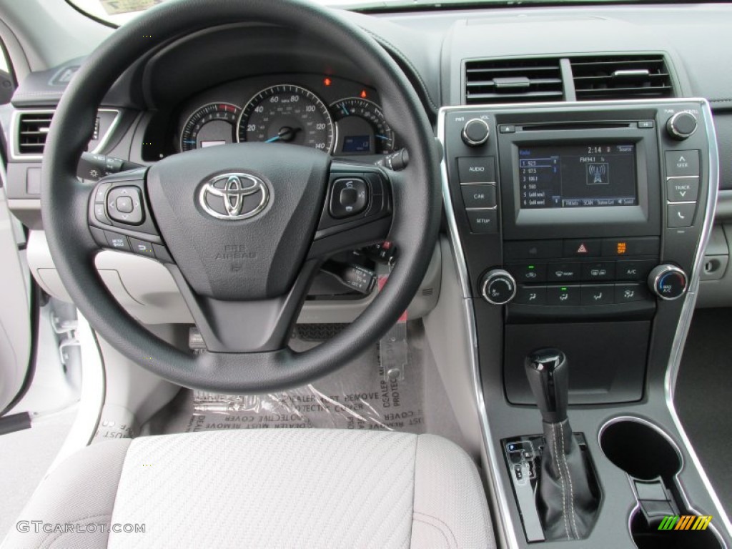 2015 Toyota Camry LE Dashboard Photos