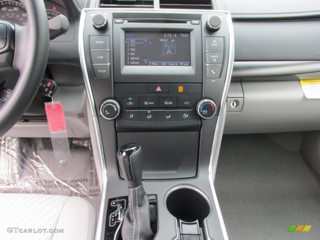 2015 Toyota Camry LE Controls Photo #101730370
