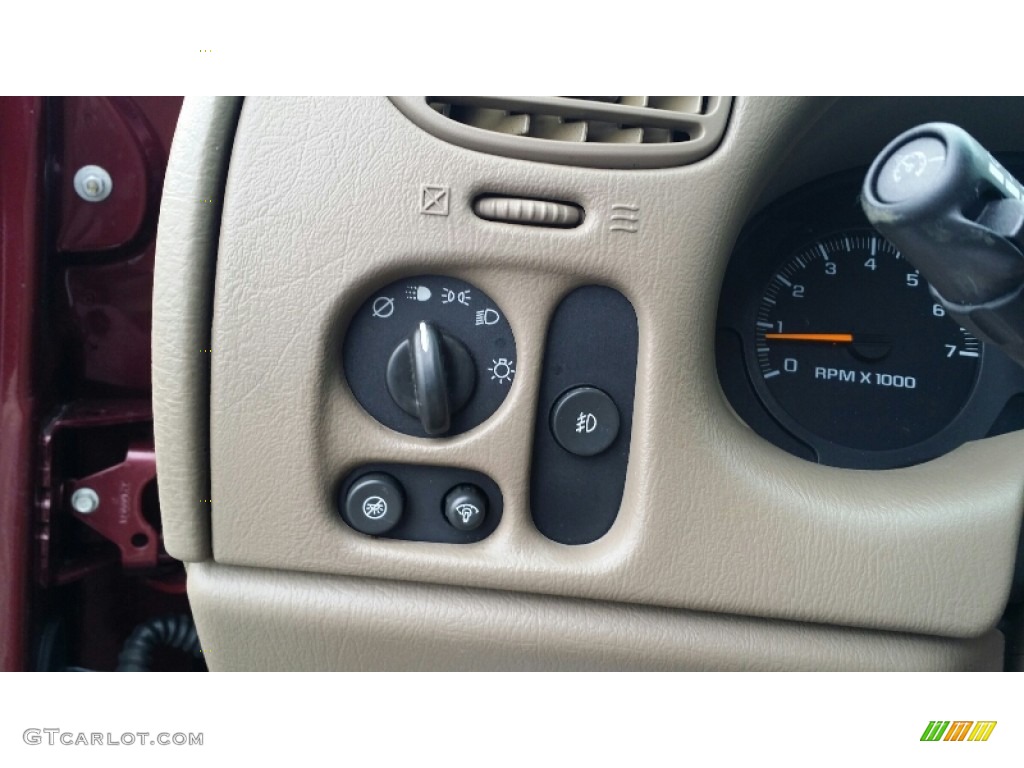 2004 TrailBlazer LT 4x4 - Medium Red Metallic / Light Cashmere photo #33