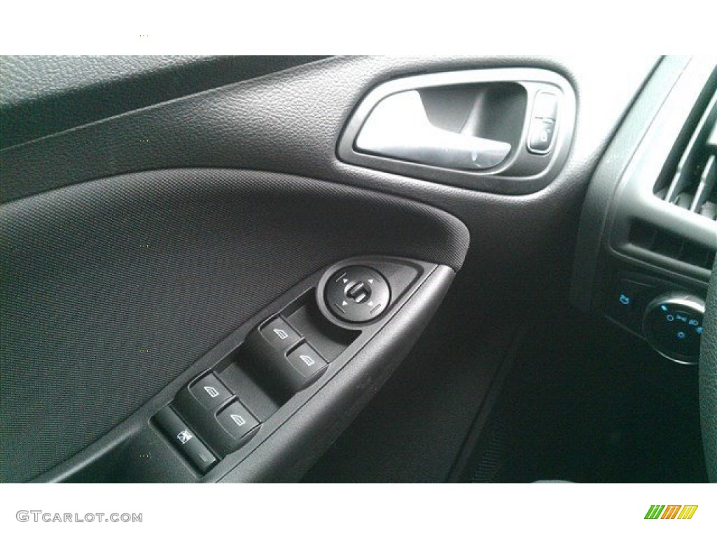 2015 Focus SE Sedan - Oxford White / Charcoal Black photo #16