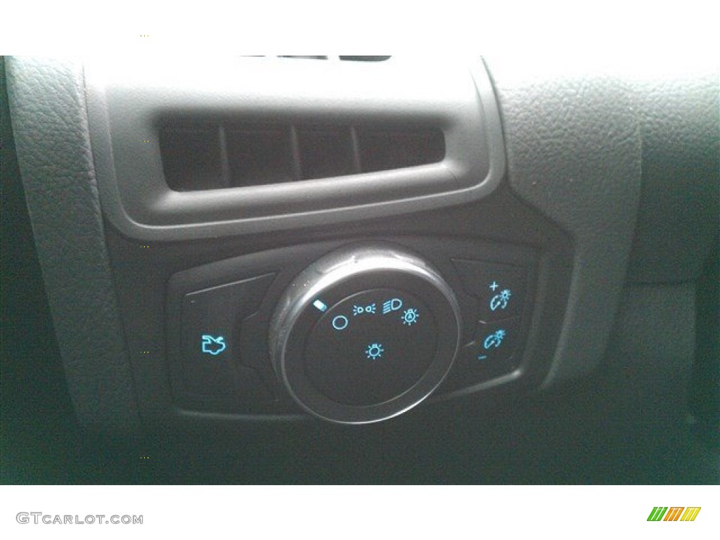 2015 Focus SE Sedan - Oxford White / Charcoal Black photo #19