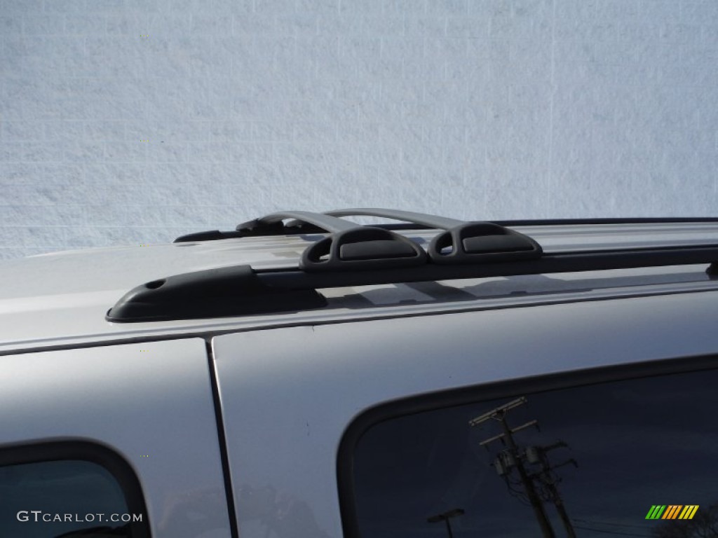 2005 Suburban 1500 LS 4x4 - Silver Birch Metallic / Gray/Dark Charcoal photo #3