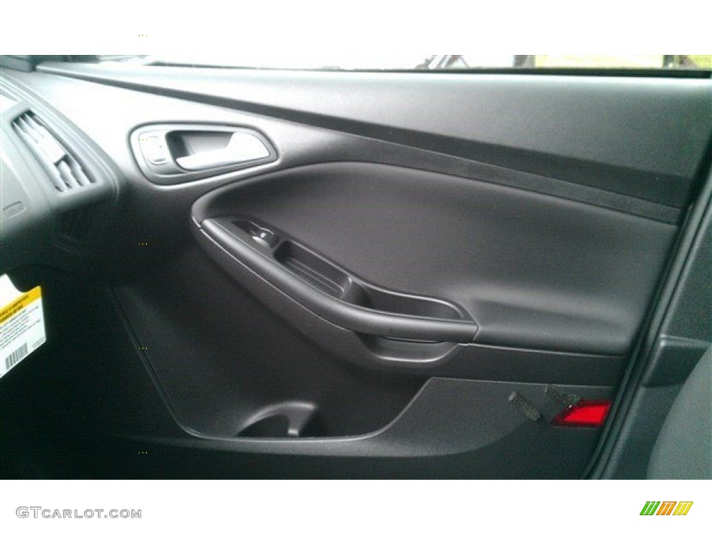2015 Focus SE Sedan - Oxford White / Charcoal Black photo #29