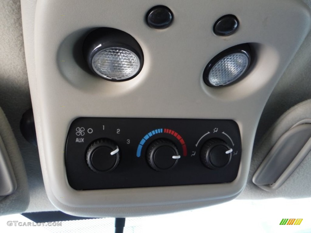 2005 Suburban 1500 LS 4x4 - Silver Birch Metallic / Gray/Dark Charcoal photo #21