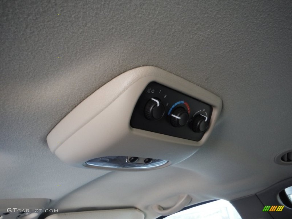 2005 Suburban 1500 LS 4x4 - Silver Birch Metallic / Gray/Dark Charcoal photo #26