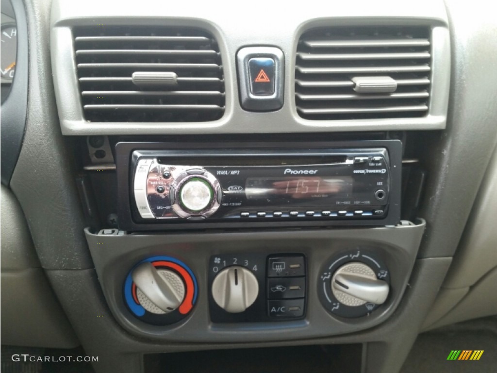 2002 Sentra GXE - Cloud White / Stone photo #18