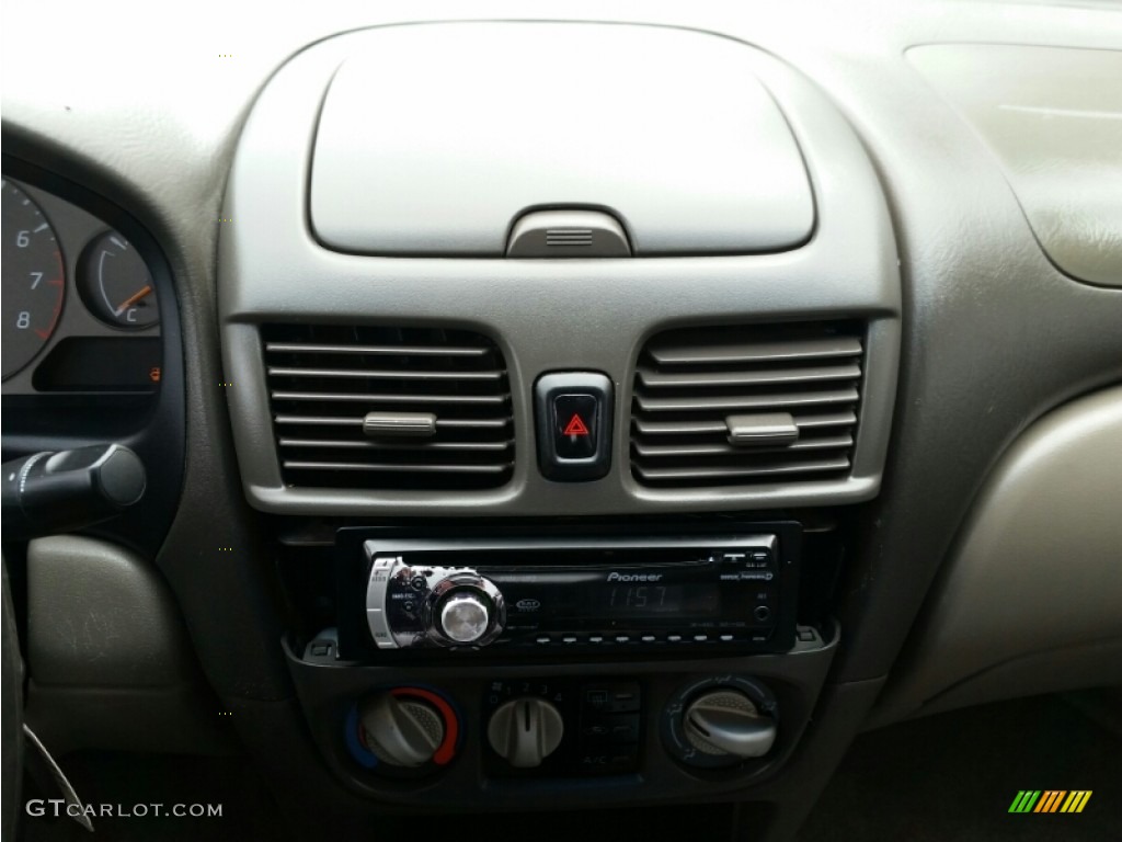 2002 Sentra GXE - Cloud White / Stone photo #19