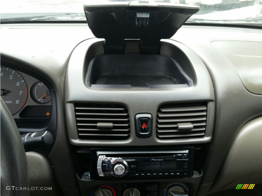 2002 Sentra GXE - Cloud White / Stone photo #20