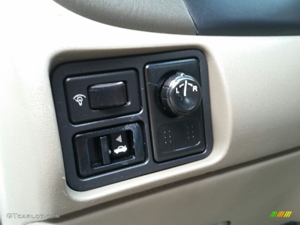 2002 Sentra GXE - Cloud White / Stone photo #29