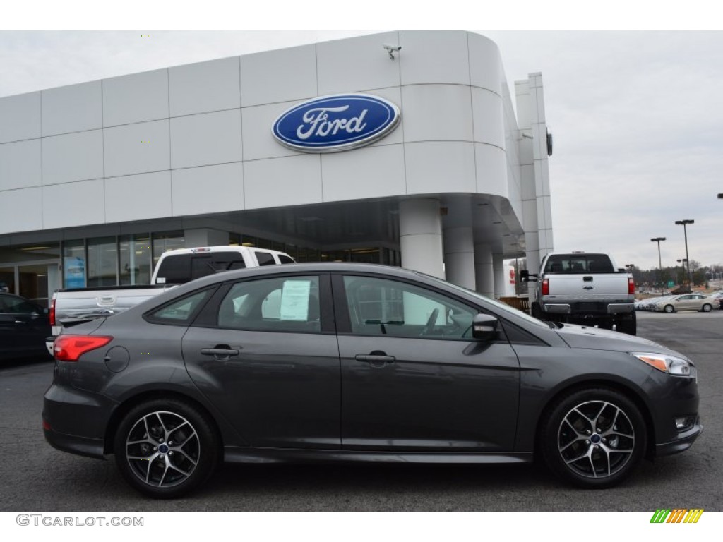 2015 Focus SE Sedan - Magnetic Metallic / Charcoal Black photo #2