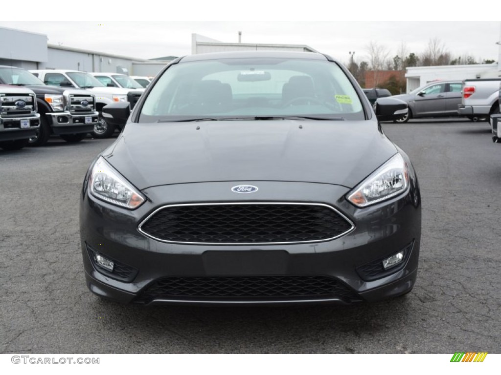 2015 Focus SE Sedan - Magnetic Metallic / Charcoal Black photo #4