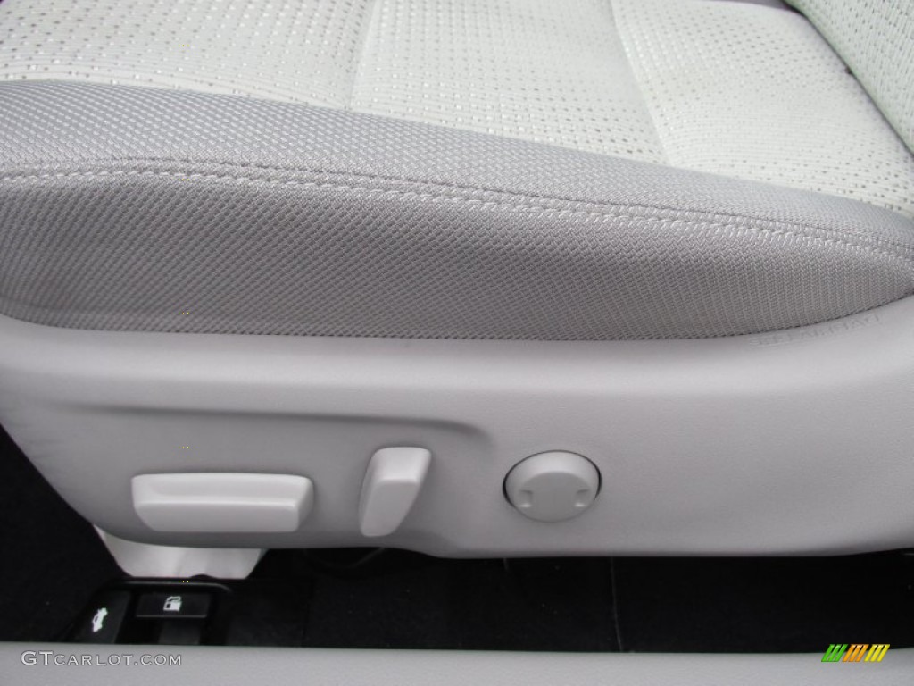 2013 Camry LE - Cosmic Gray Metallic / Ivory photo #33