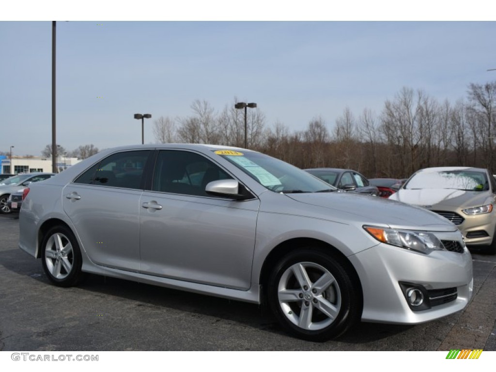 2014 Toyota Camry SE Exterior Photos