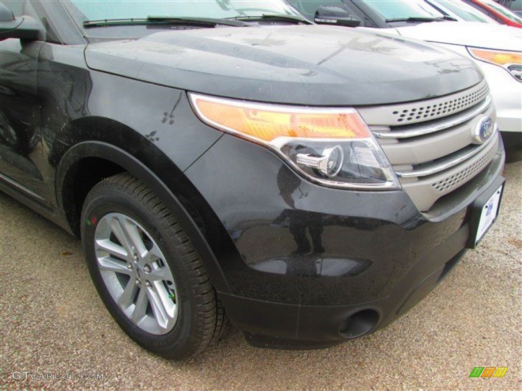 2015 Explorer FWD - Tuxedo Black / Medium Light Stone photo #2