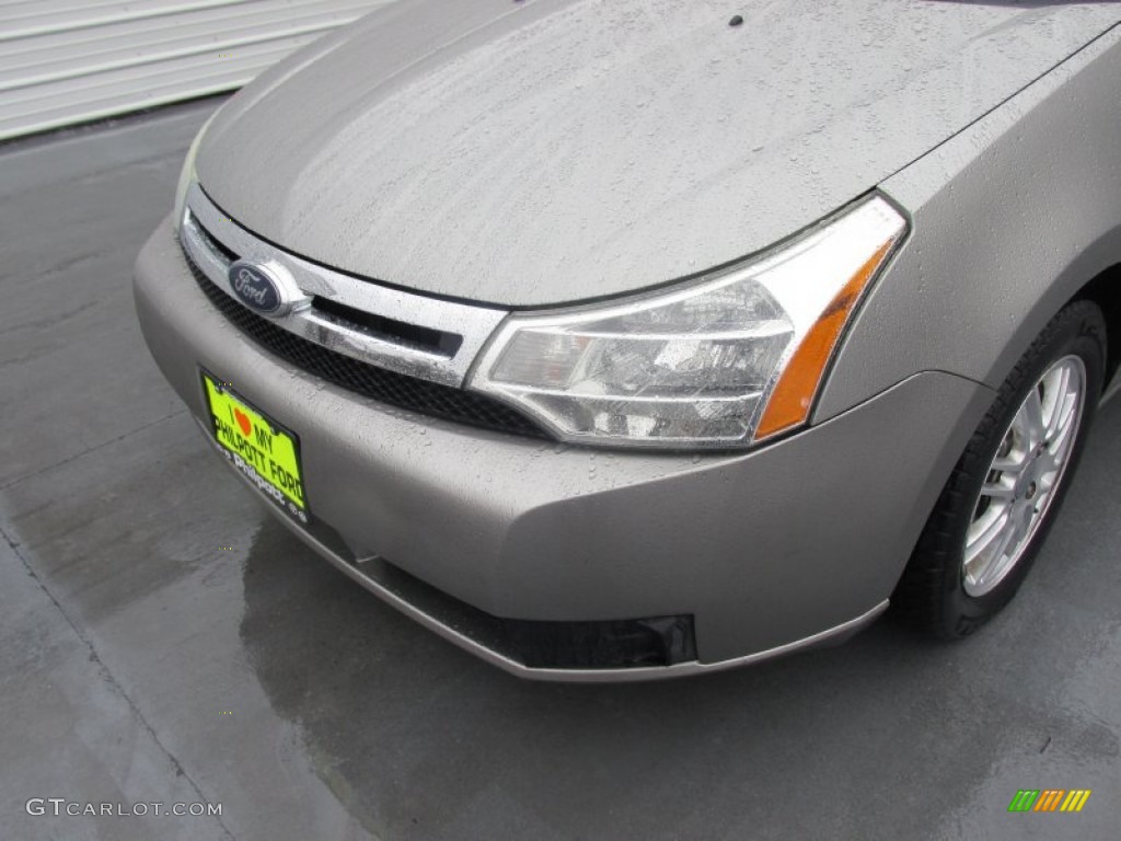 2008 Focus SE Sedan - Vapor Silver Metallic / Charcoal Black photo #7
