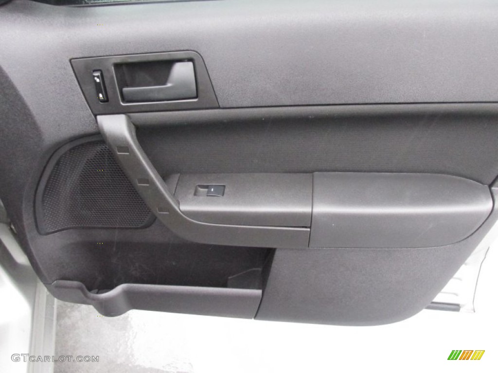 2008 Focus SE Sedan - Vapor Silver Metallic / Charcoal Black photo #23