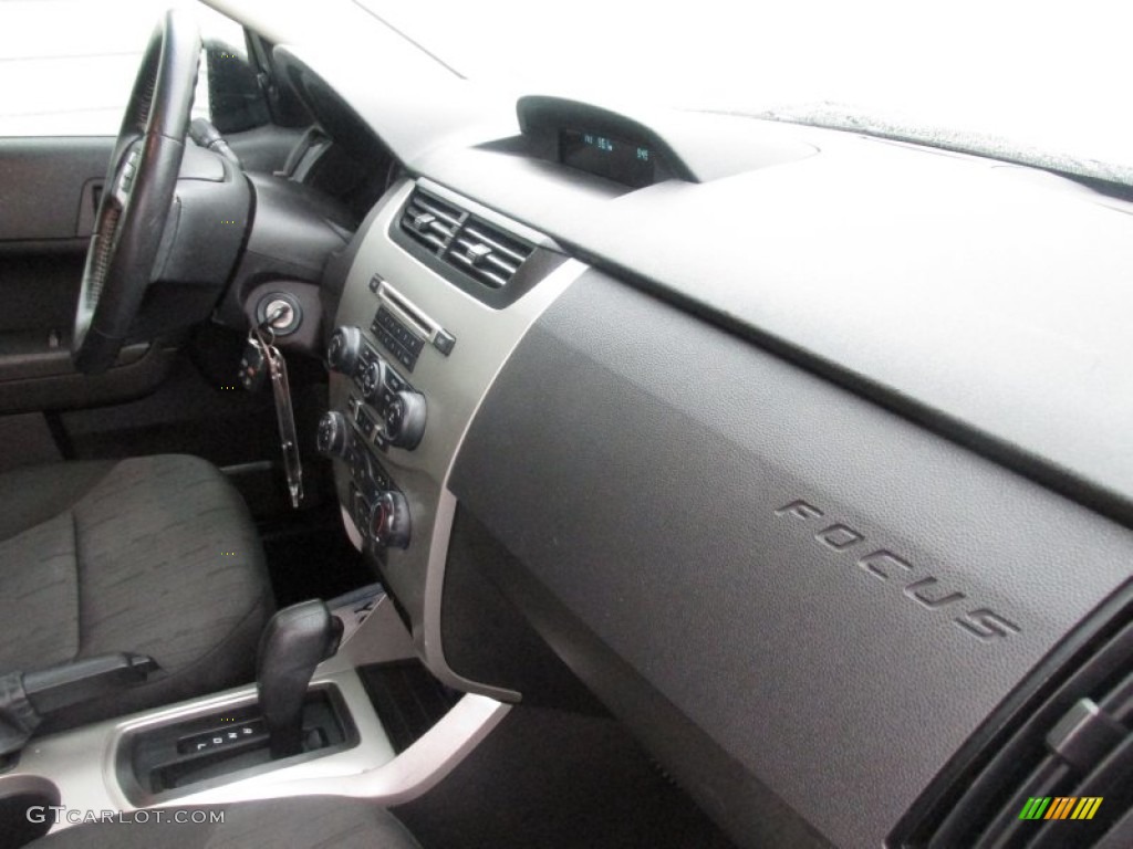 2008 Focus SE Sedan - Vapor Silver Metallic / Charcoal Black photo #24