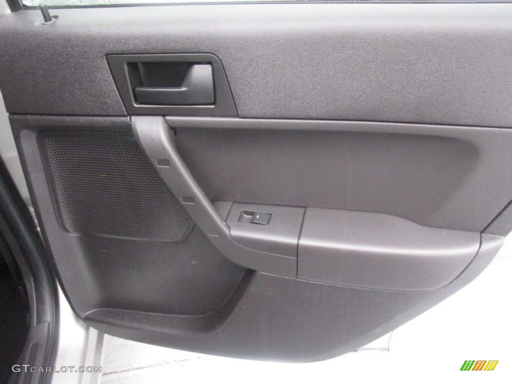 2008 Focus SE Sedan - Vapor Silver Metallic / Charcoal Black photo #26