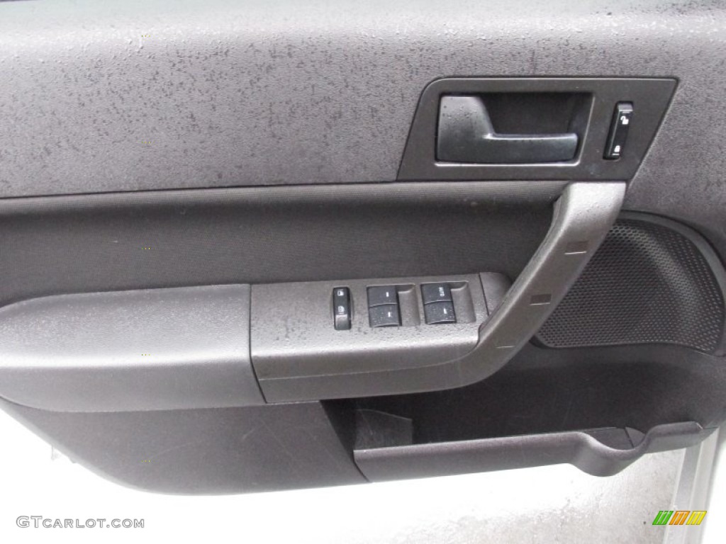 2008 Focus SE Sedan - Vapor Silver Metallic / Charcoal Black photo #30