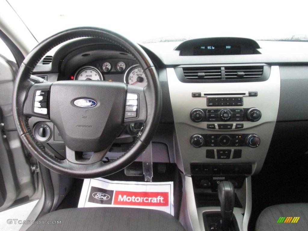 2008 Focus SE Sedan - Vapor Silver Metallic / Charcoal Black photo #34